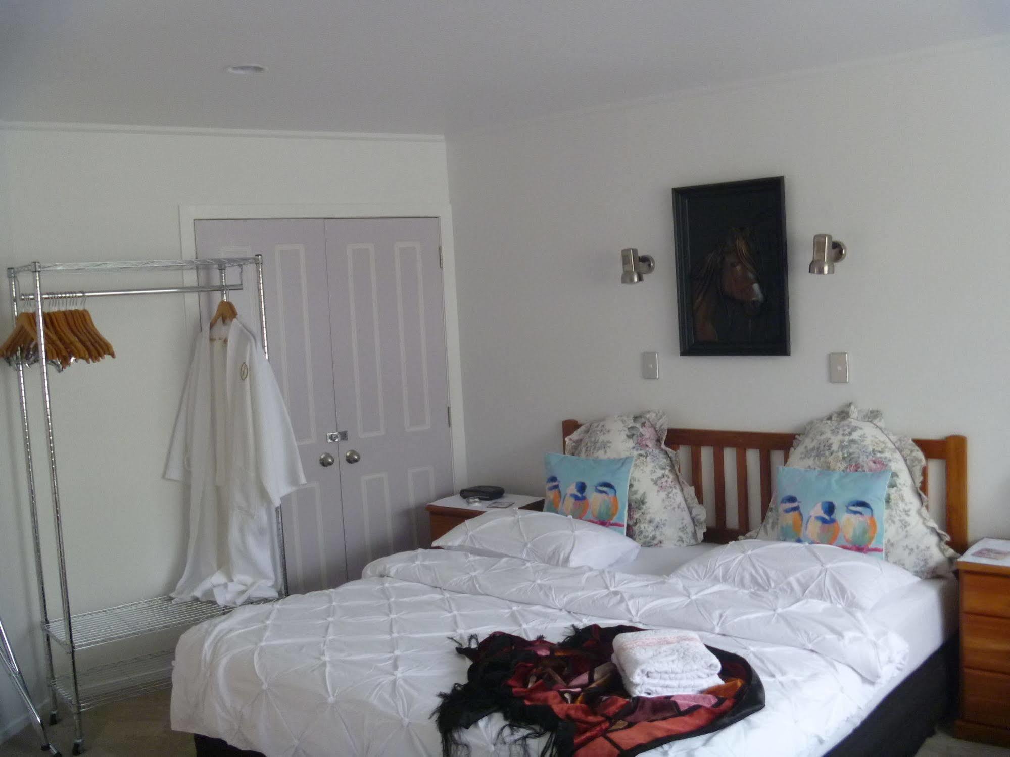 At Parkland Place B&B Whitianga Exterior foto