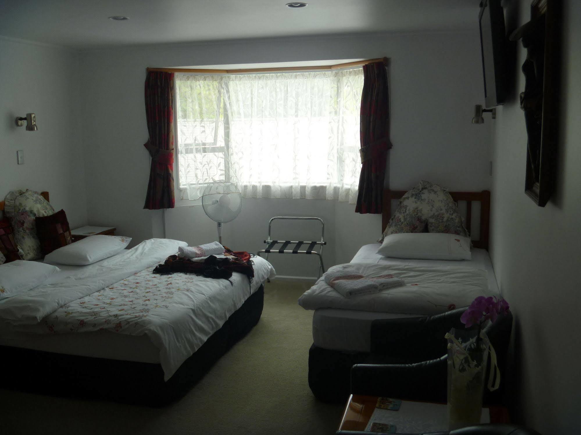At Parkland Place B&B Whitianga Exterior foto