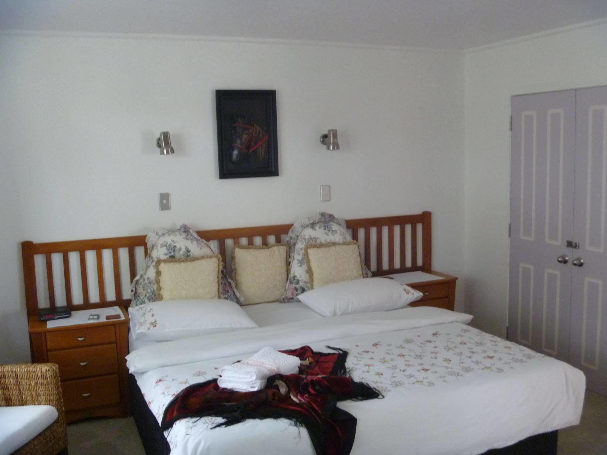At Parkland Place B&B Whitianga Exterior foto